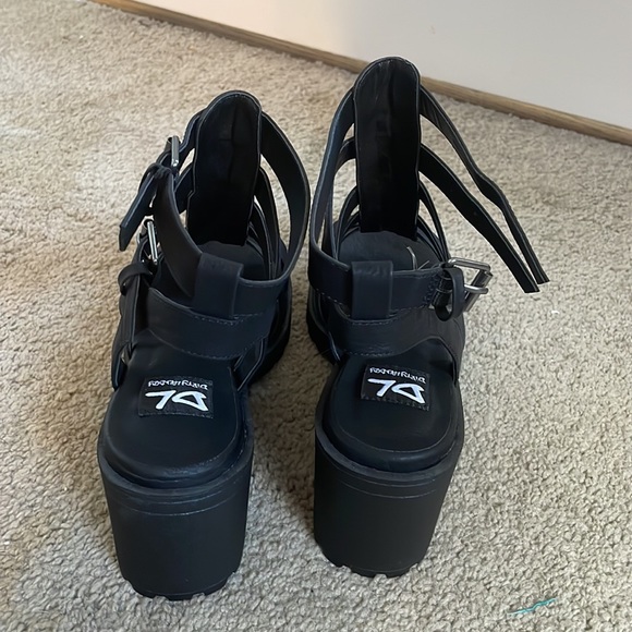 Dirty Laundry Sandals - Picture 3 of 7